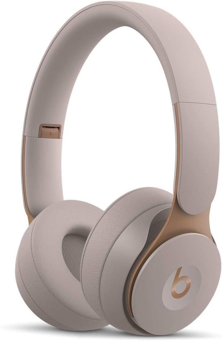 Casque audio sans fil Bluetooth de couleur rouge avec coussinets noirs et cercle lumineux LED RGB sur le côté. Accessoire audio moderne disponible à Bangui, République Centrafricaine (RCA) chez 236 Shopping Centrafrique pour 9 990 FCFA