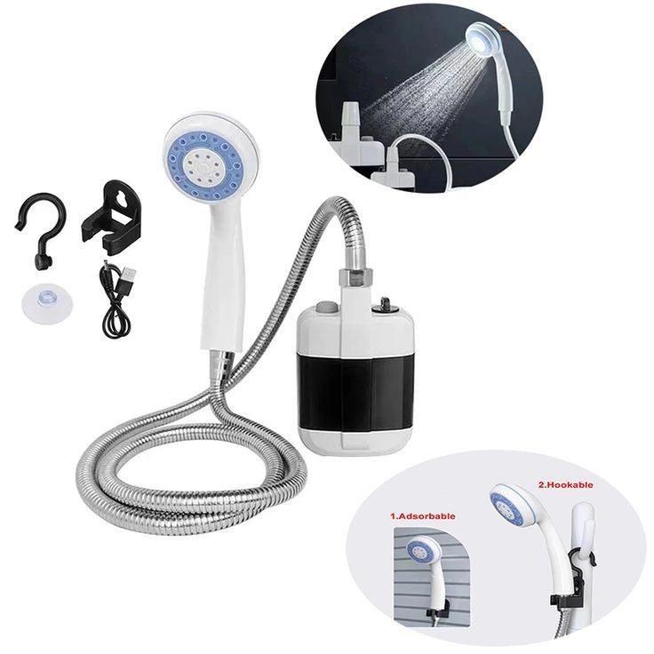Kit de douche portable rechargeable comprenant un pommeau blanc et bleu, un tuyau flexible métallique, une pompe électrique compacte blanche et noire, un crochet de suspension et une ventouse. Présenté avec sa boîte d'origine 'Portable Outdoor Shower' montrant une utilisation avec un seau d'eau. Disponible à Bangui chez 236 Shopping pour 12 990 FCFA