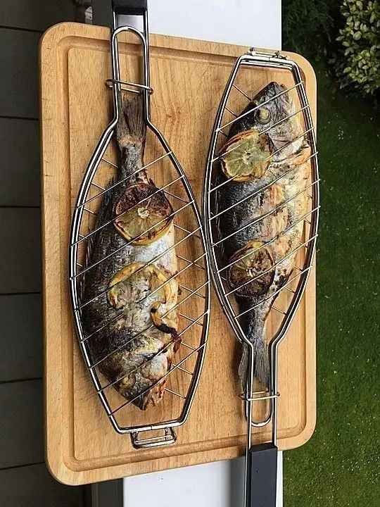 Grille de barbecue double en acier inoxydable de forme ovale, idéale pour griller du poisson, équipée d'un long manche en bois pour une manipulation sécurisée. Lot de 3 grilles disponible à Bangui, République Centrafricaine chez 236 Shopping pour 11 990 FCFA