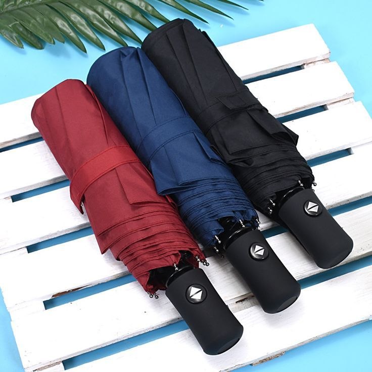 Parapluie noir pliable illustré en trois positions : ouvert, semi-plié et totalement fermé avec sa dragonne. Accessoire de protection contre la pluie disponible à Bangui, République Centrafricaine chez 236 Shopping pour 3 000 FCFA.