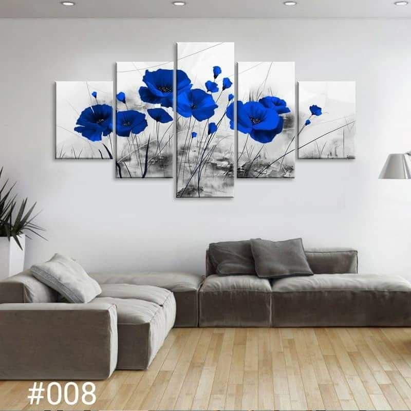 Tableau de décoration murale en 5 panneaux de tailles différentes représentant des roses jaunes sur un fond de partitions musicales, installé au-dessus d'un lit dans une chambre élégante. Décoration disponible en plusieurs modèles à Bangui, République Centrafricaine chez 236 Shopping pour 16 990 FCFA.