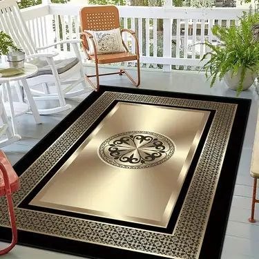 Grand tapis 3D noir avec motifs papillons dorés et blancs et bordure de style grec, dimensions 1m60x2m30. Disponible à Bangui, République Centrafricaine (RCA) chez 236 Shopping Centrafrique pour 22 990 FCFA. Plusieurs modèles disponibles.
