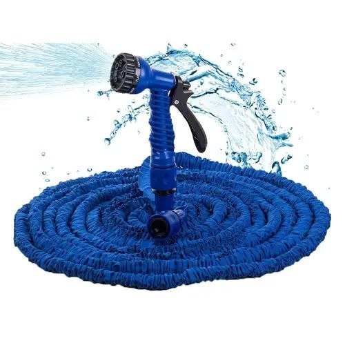 Tuyau d'arrosage extensible bleu de 15 mètres avec pistolet de pulvérisation multi-fonctions, utilisé pour arroser un jardin et laver une roue de voiture. Matériel de jardinage disponible à Bangui, République Centrafricaine (RCA) chez 236 Shopping pour 14 990 FCFA.